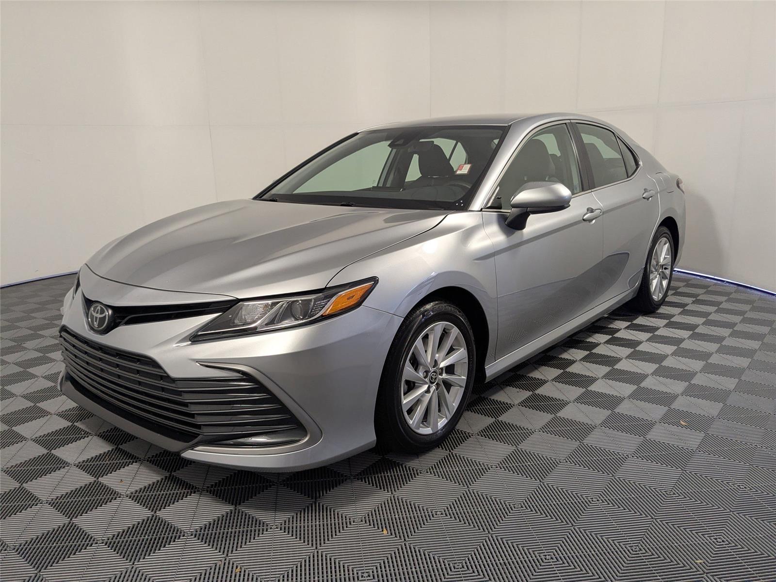 2023 Toyota Camry LE's photo