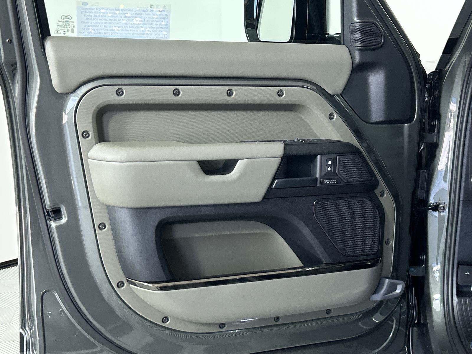 2025 Land Rover Defender 110 photo 20