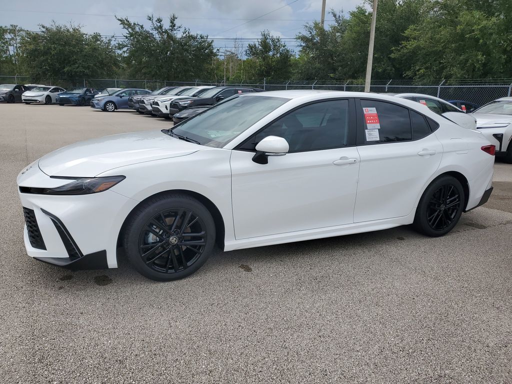 2025 Toyota Camry SE photo 8