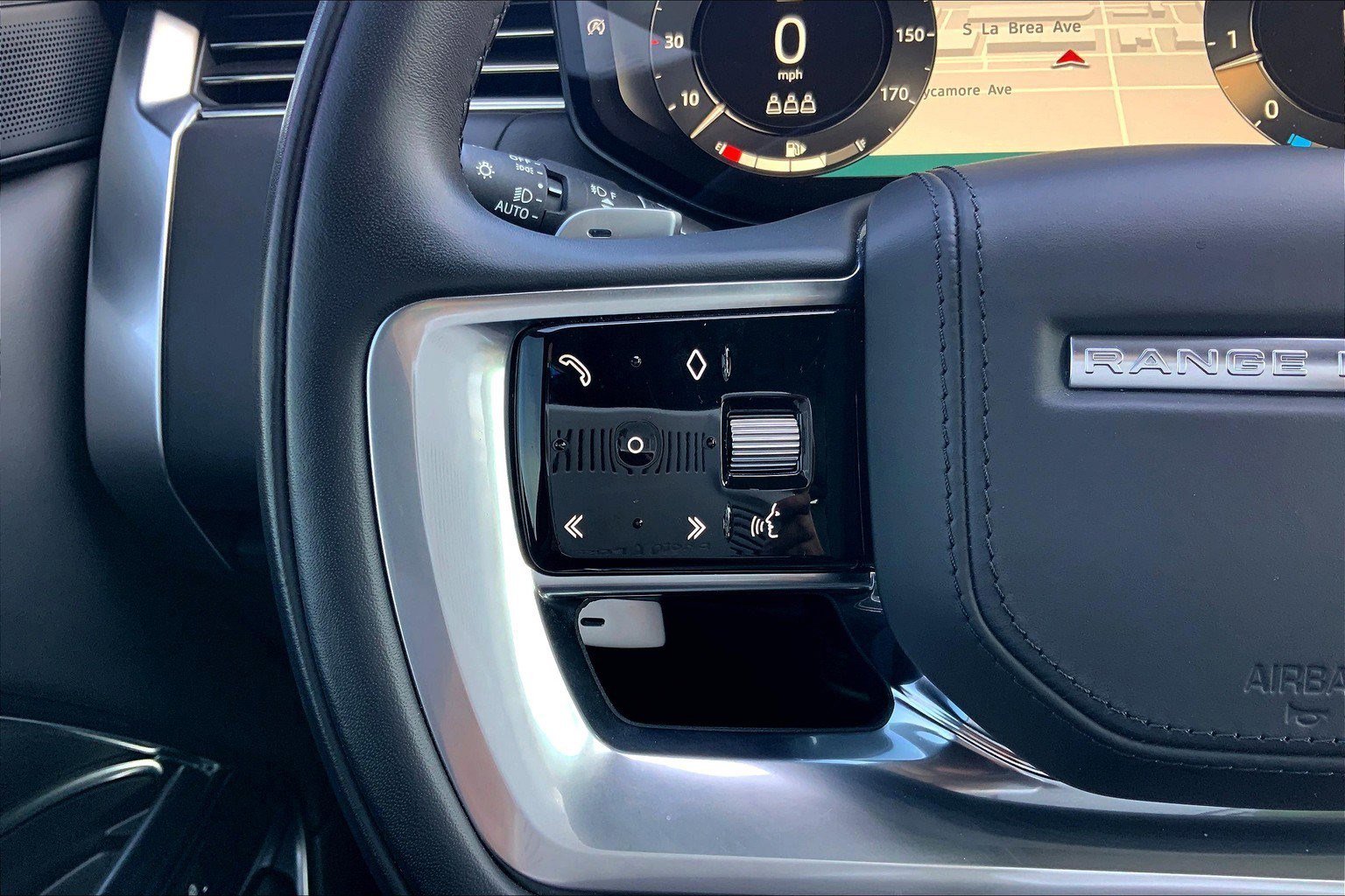 2023 Land Rover Range Rover SE photo 12