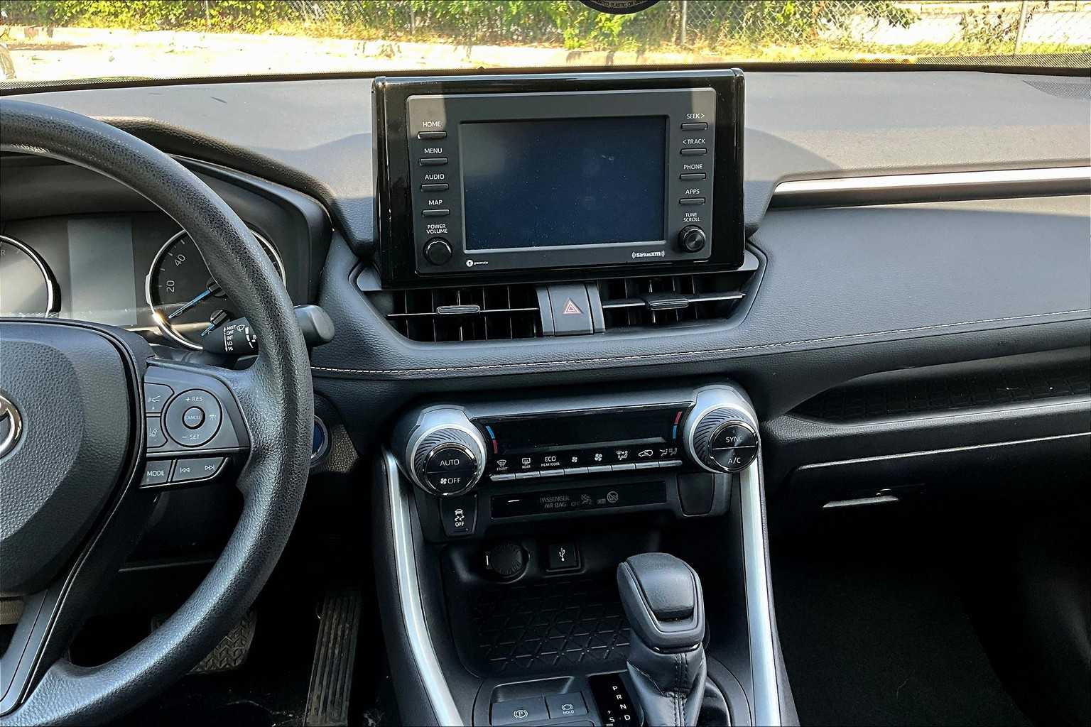 2022 Toyota RAV4 Hybrid XLE photo 3
