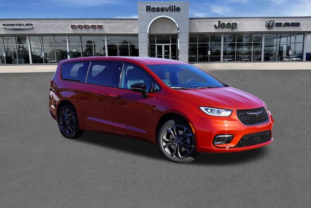 2026 Chrysler Pacifica Select's photo