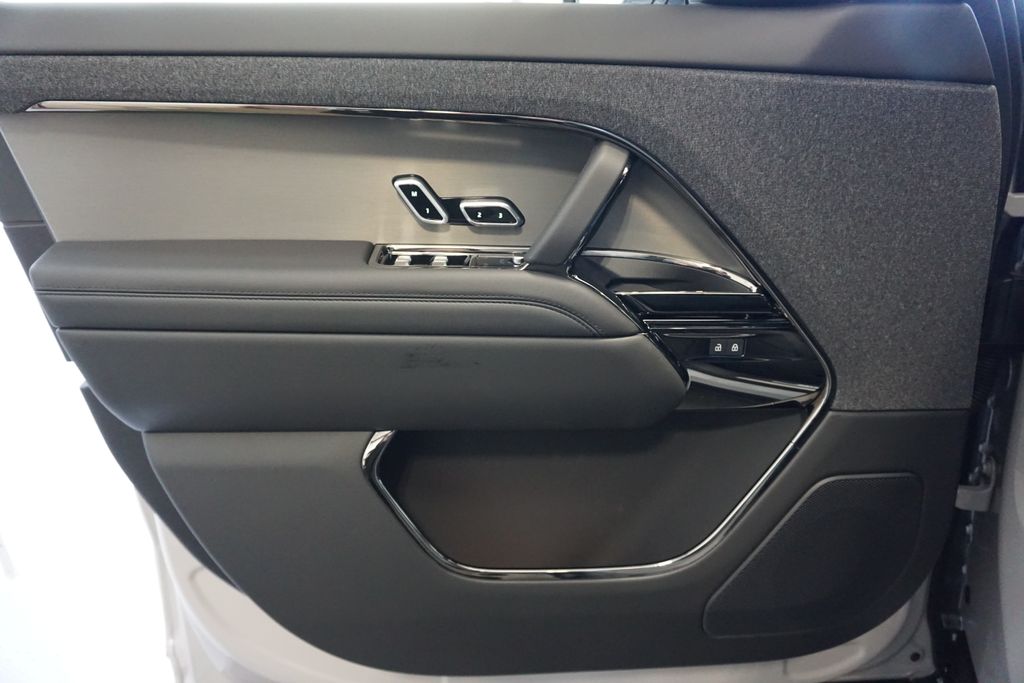 2025 Land Rover Range Rover Sport SE photo 15