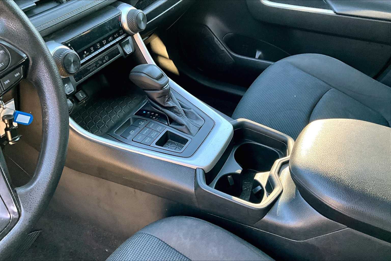 2021 Toyota RAV4 LE photo 15