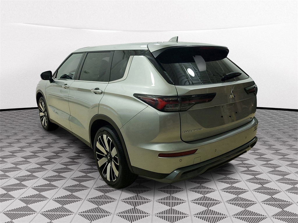 2025 Mitsubishi Outlander SE photo 4