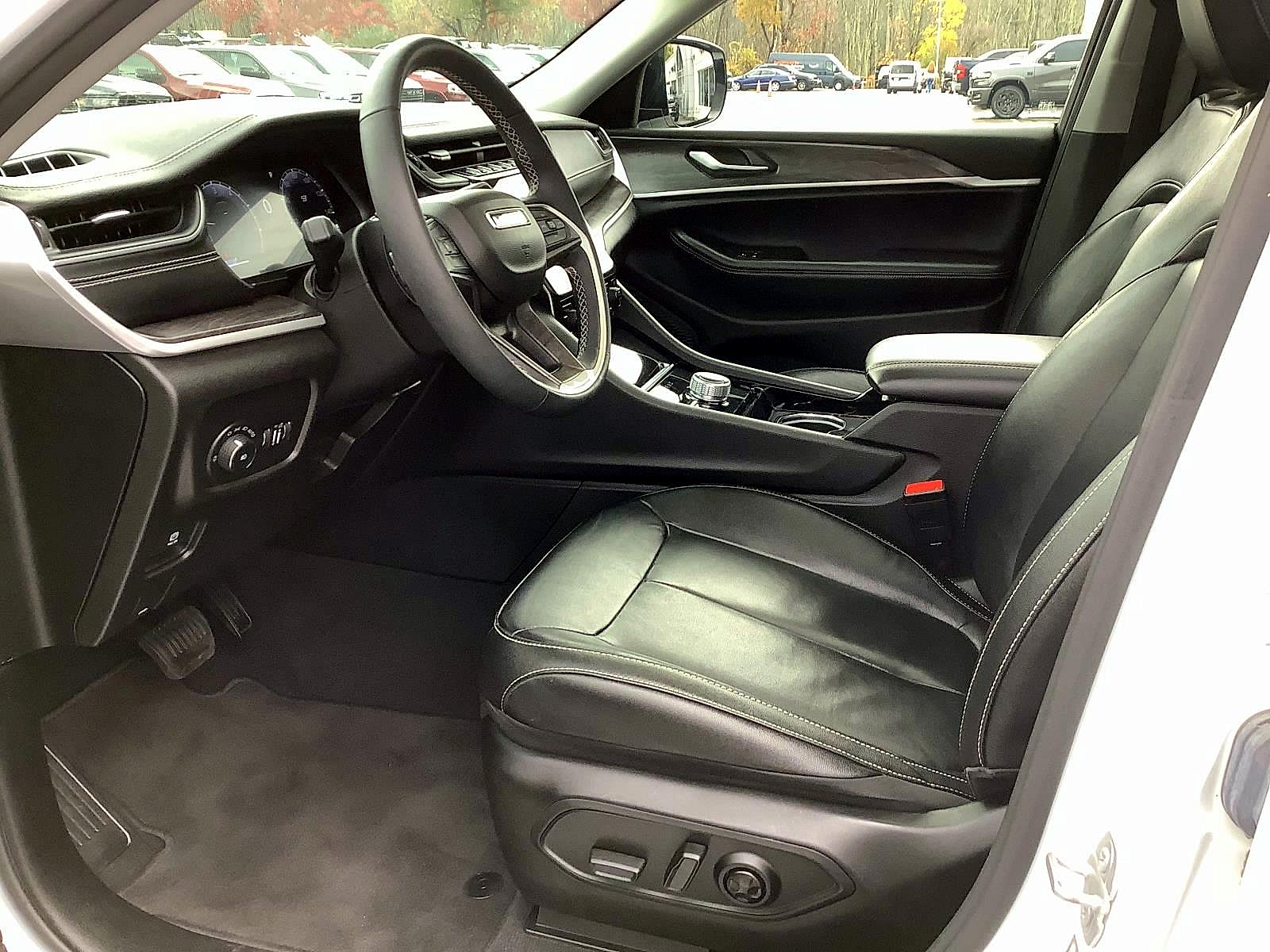 2023 Jeep Grand Cherokee Limited photo 2