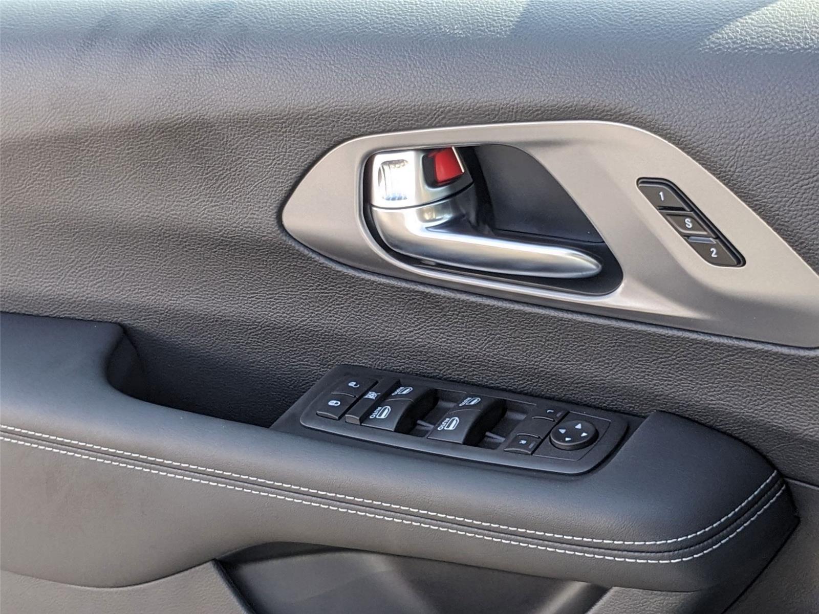 2025 Chrysler Pacifica photo 7