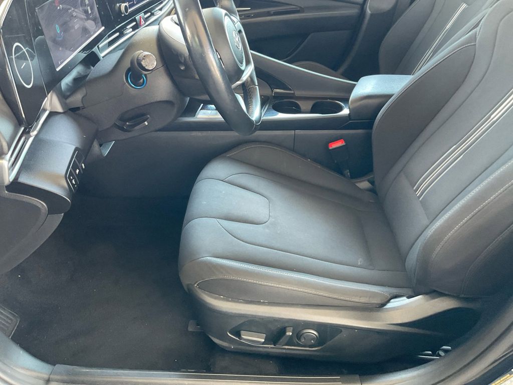 2022 Hyundai Elantra SEL photo 11