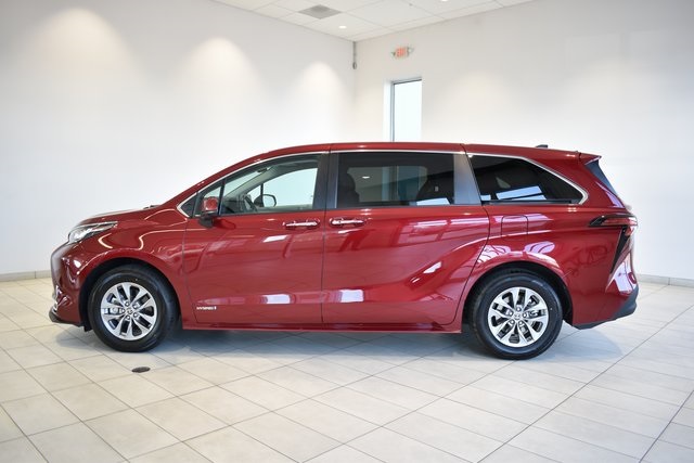 2021 Toyota Sienna XLE photo 5