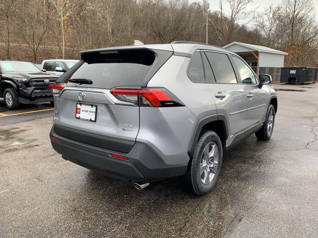 2025 Toyota RAV4 Hybrid XLE photo 2