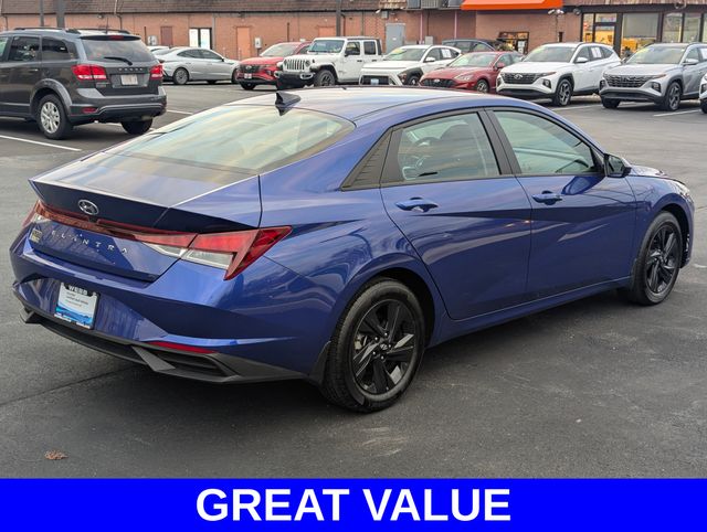 2022 Hyundai Elantra SEL photo 2