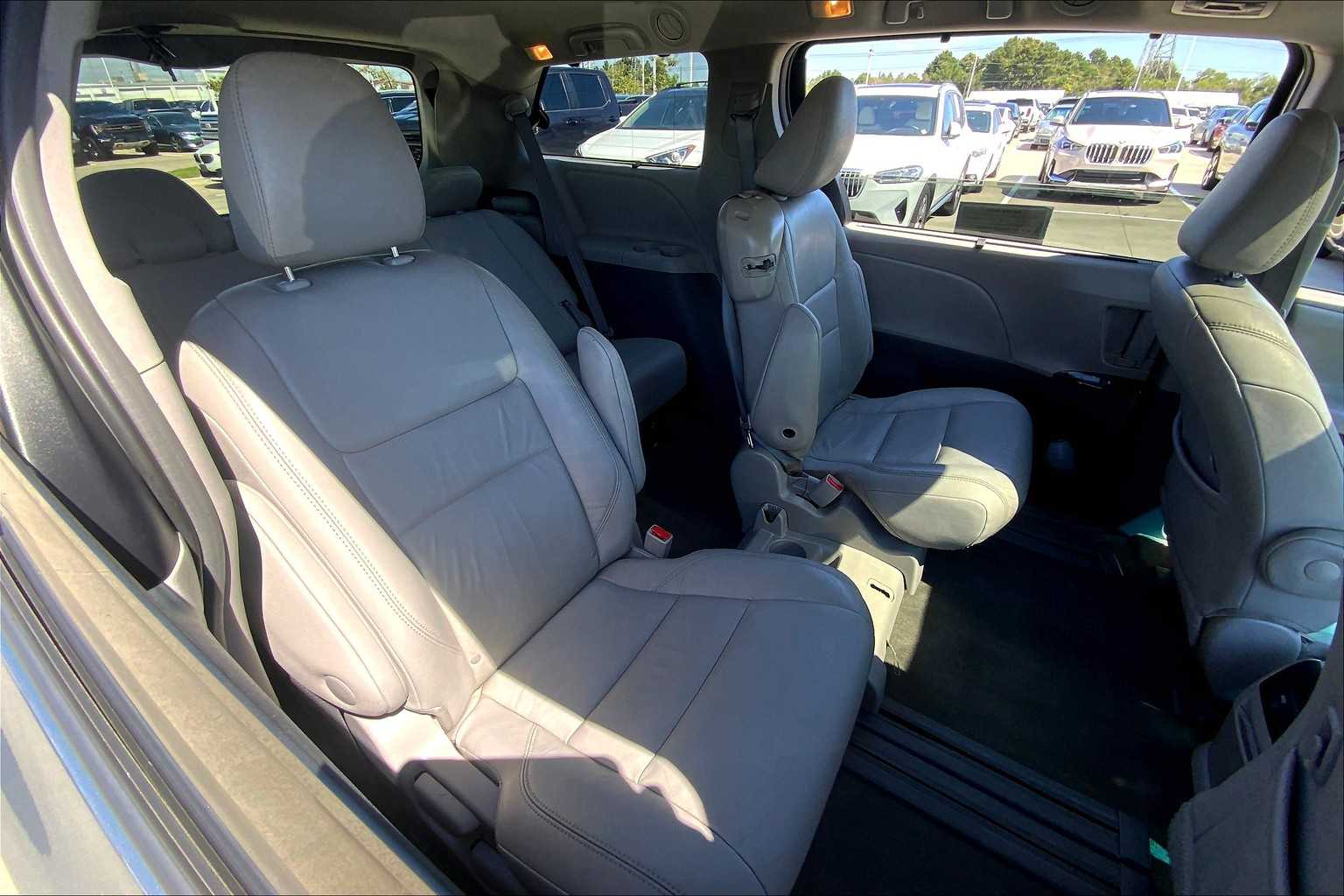 2017 Toyota Sienna XLE photo 18