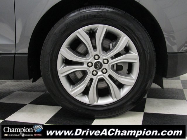 2024 Ford Edge Titanium photo 2