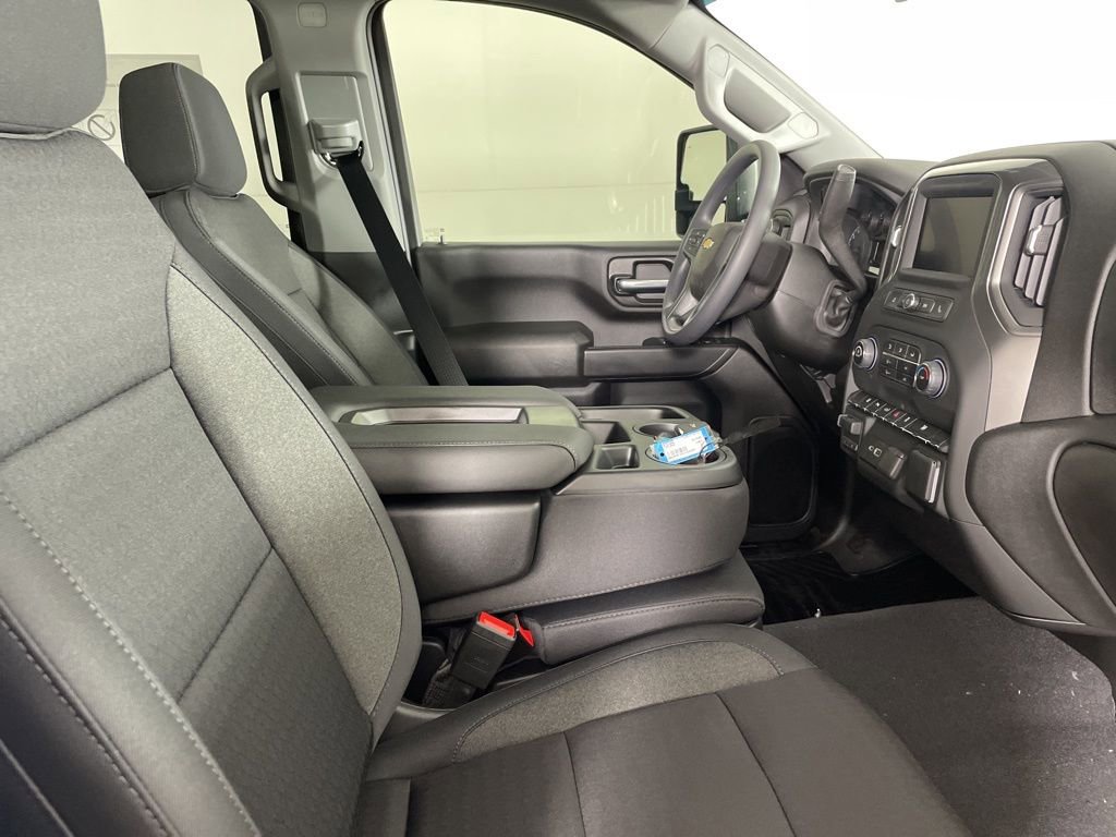2025 Chevrolet Silverado 2500HD Custom photo 12