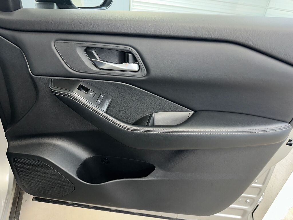 2024 Nissan Rogue SV photo 25