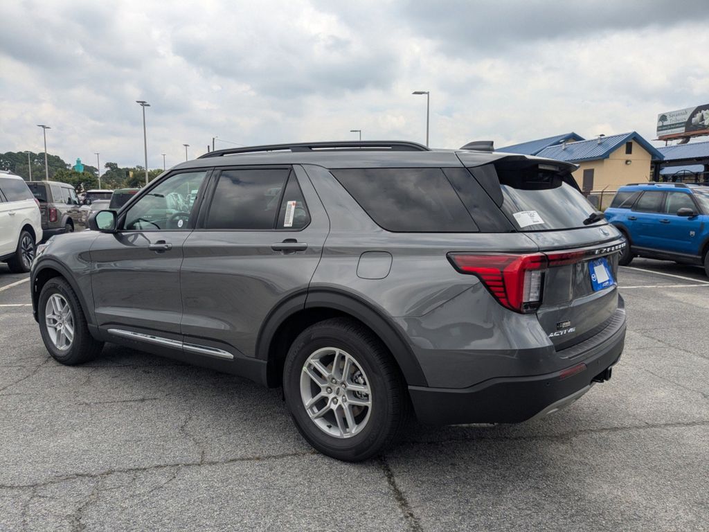 2025 Ford Explorer photo 4