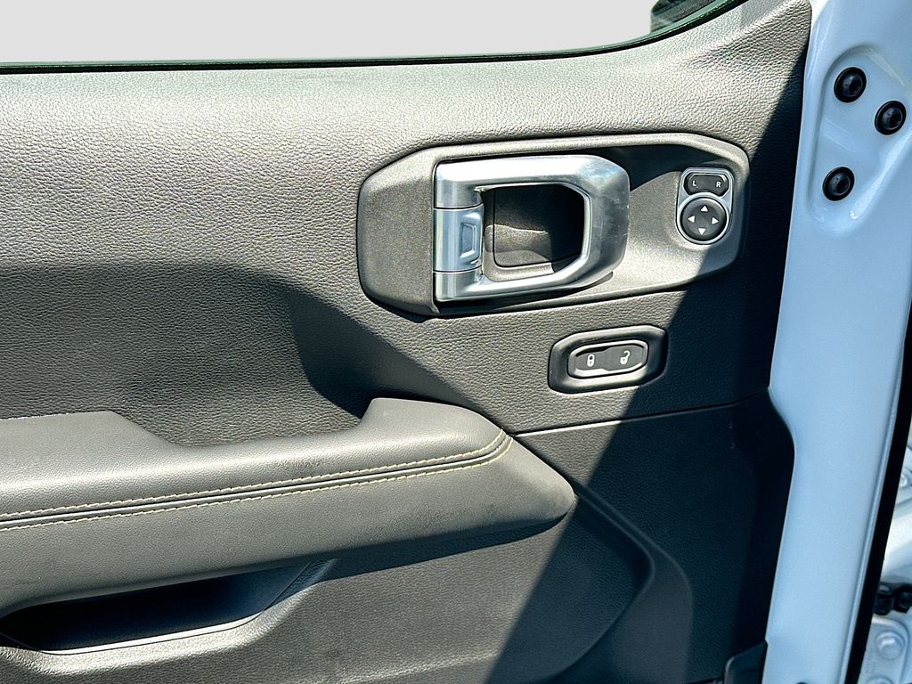 2024 Jeep Wrangler Sahara photo 18