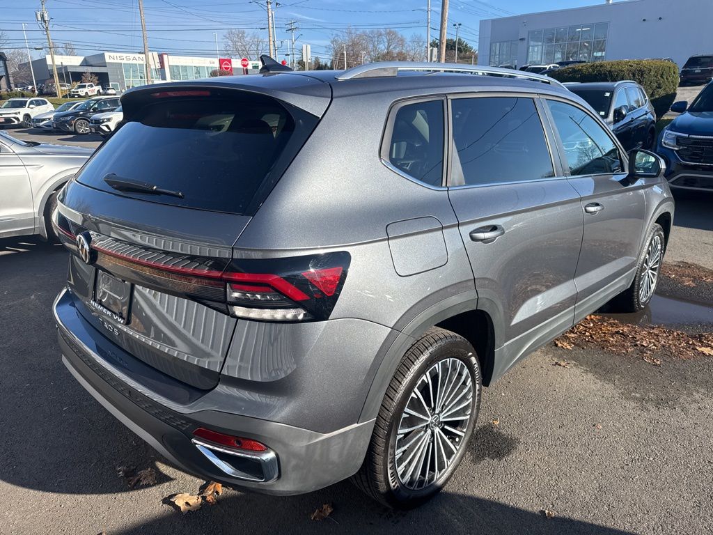 2025 Volkswagen Taos SE photo 4