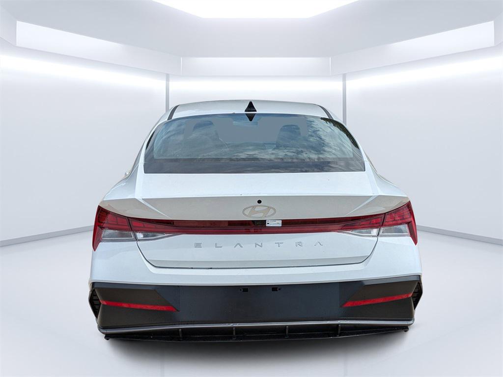 2025 Hyundai Elantra SEL Convenience photo 4