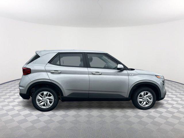 2025 Hyundai Venue SE photo 3