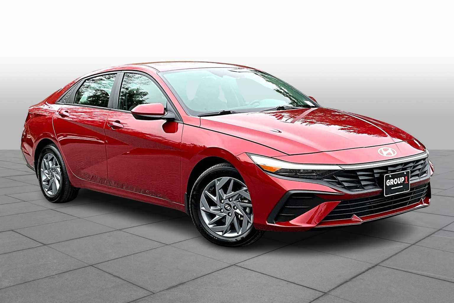 2024 Hyundai Elantra SEL photo 2