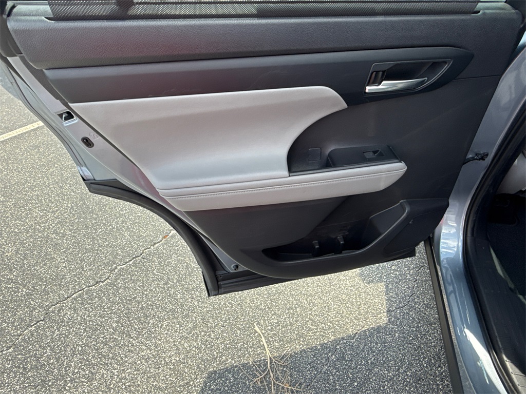 2021 Toyota Highlander XLE photo 22