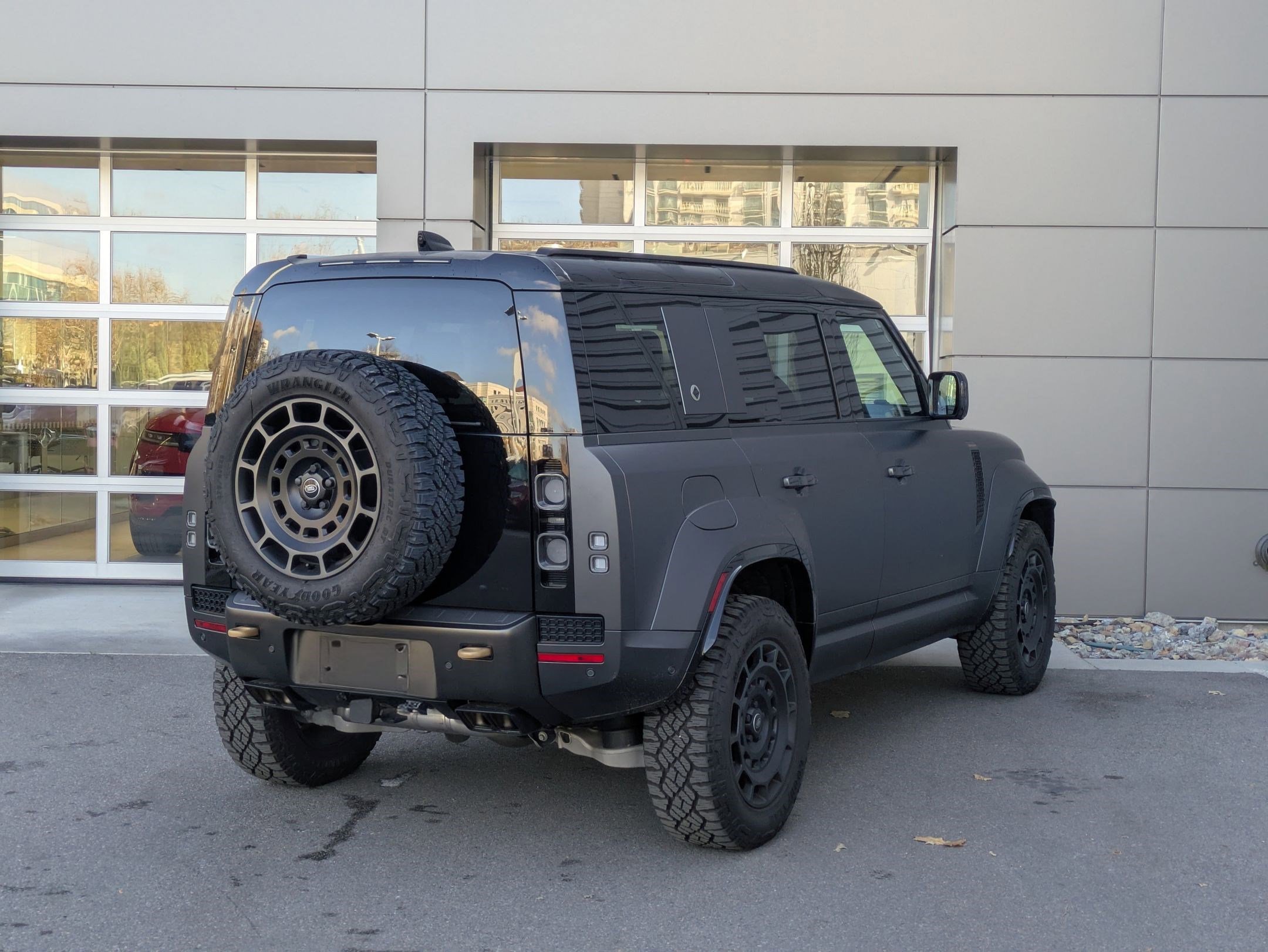 2025 Land Rover Defender 110 V8 photo 3