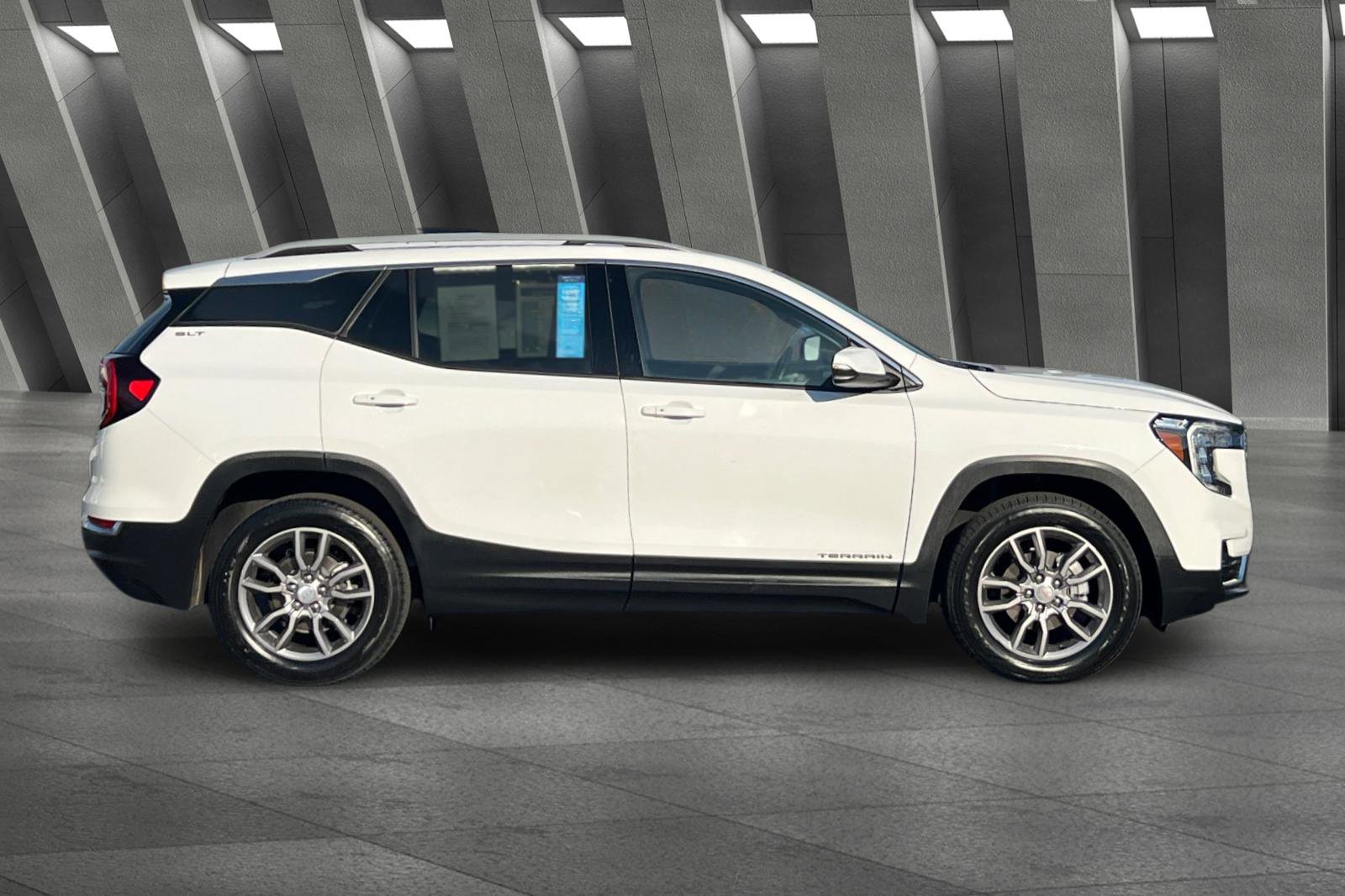 2024 Gmc Terrain SLT photo 2