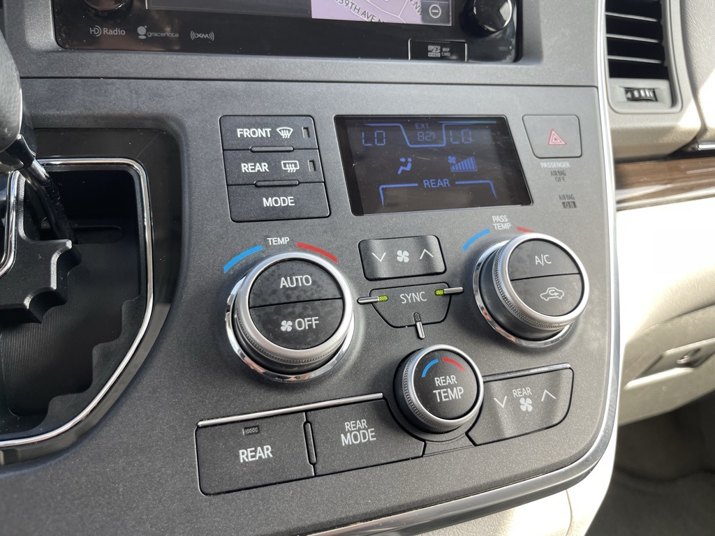 2017 Toyota Sienna XLE photo 50