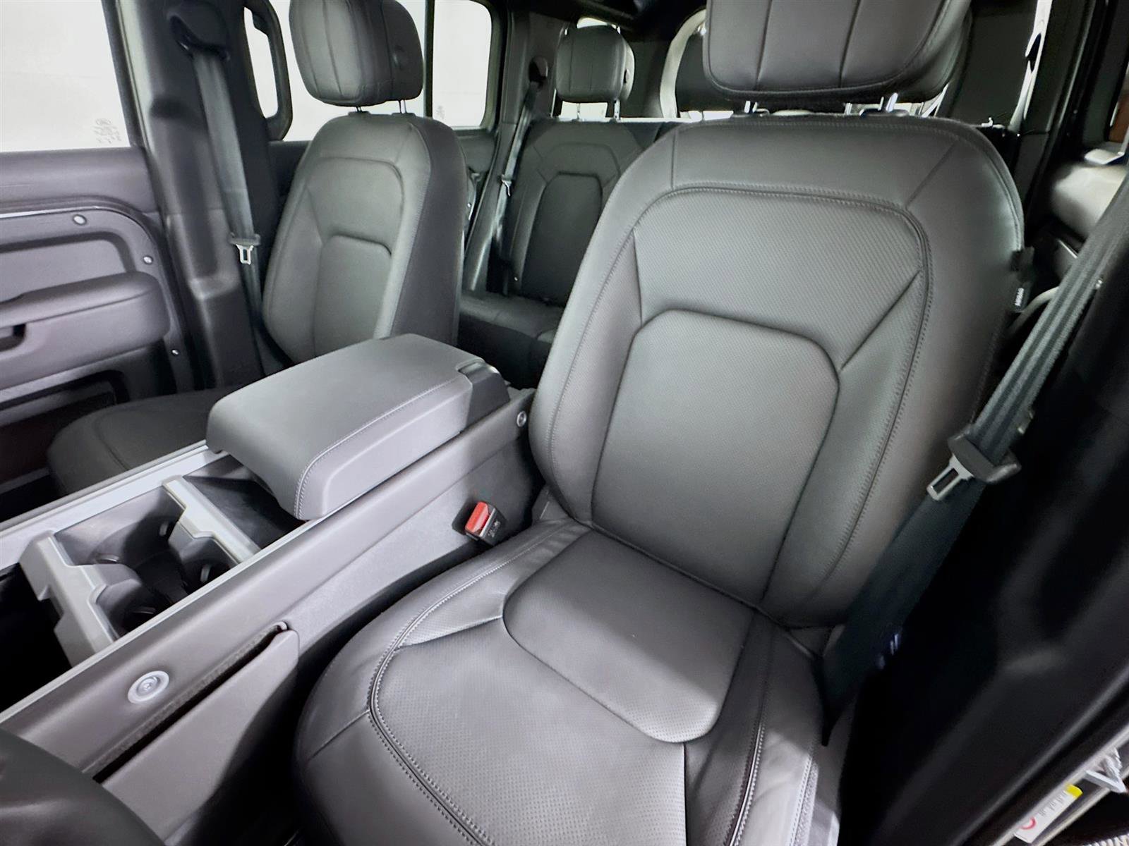 2025 Land Rover Defender 110 photo 11