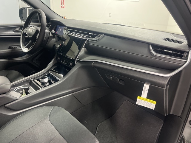 2025 Jeep Grand Cherokee Laredo photo 19
