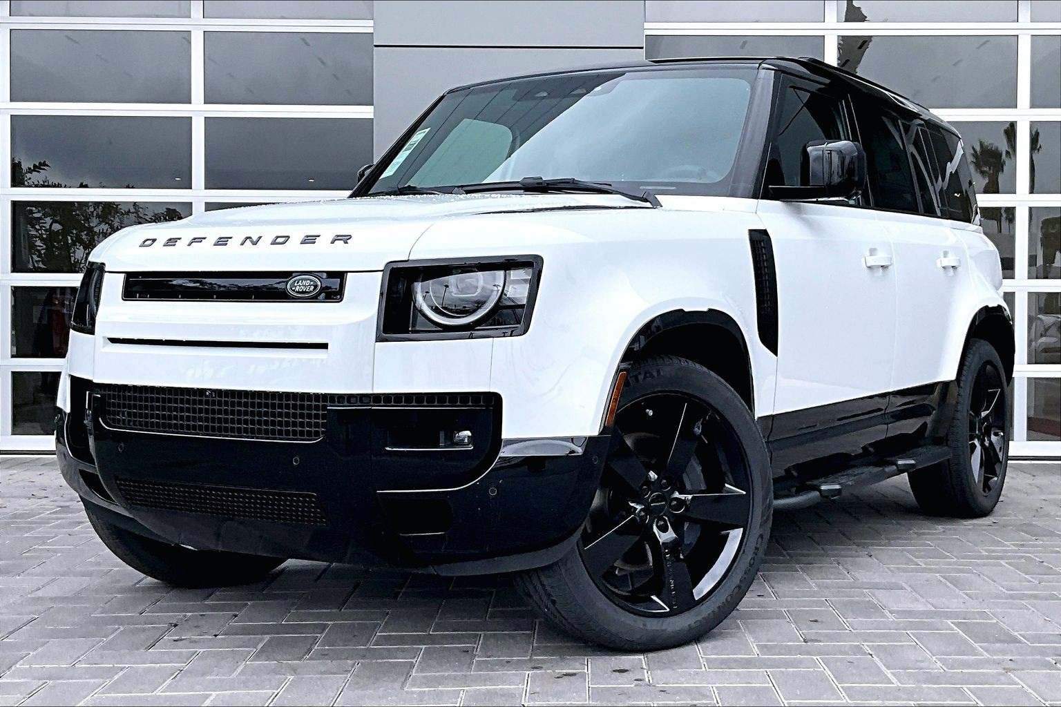 2026 Land Rover Defender X-Dynamic SE's photo