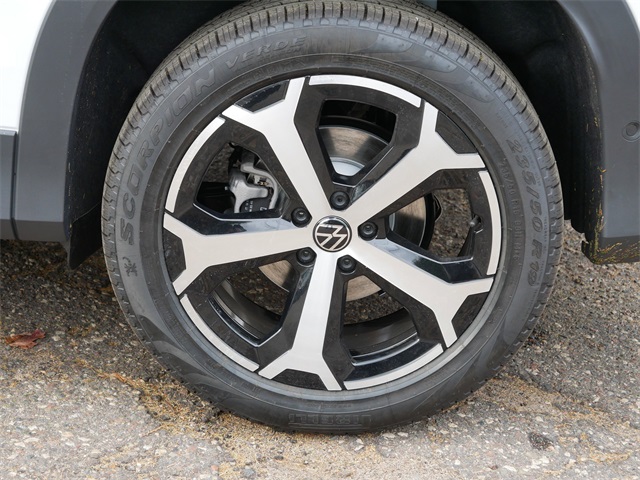 2026 Volkswagen Tiguan SE photo 3