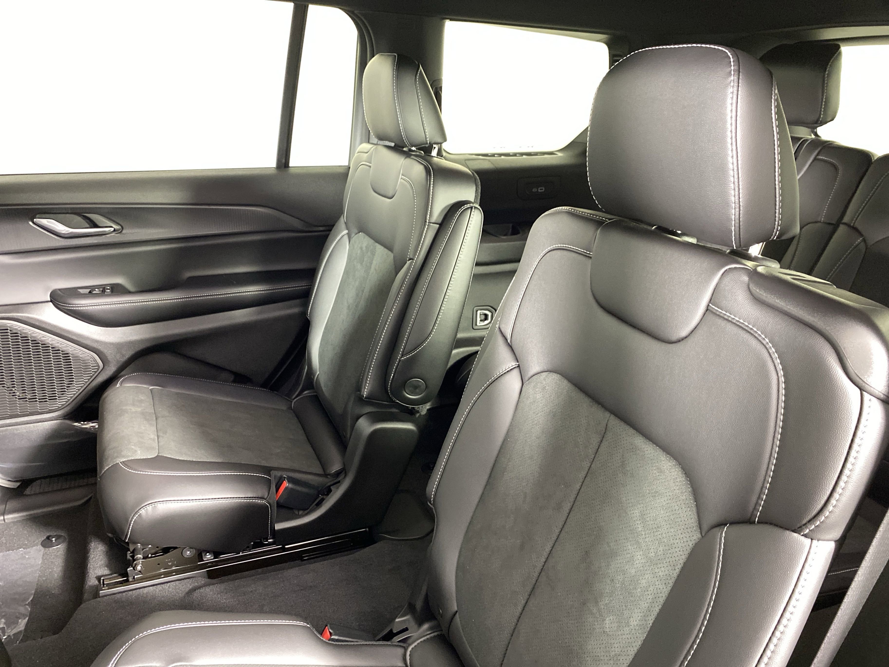 2025 Jeep Grand Cherokee Laredo Altitude photo 2