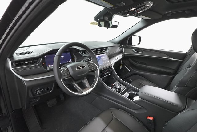 2025 Jeep Grand Cherokee Limited photo 13