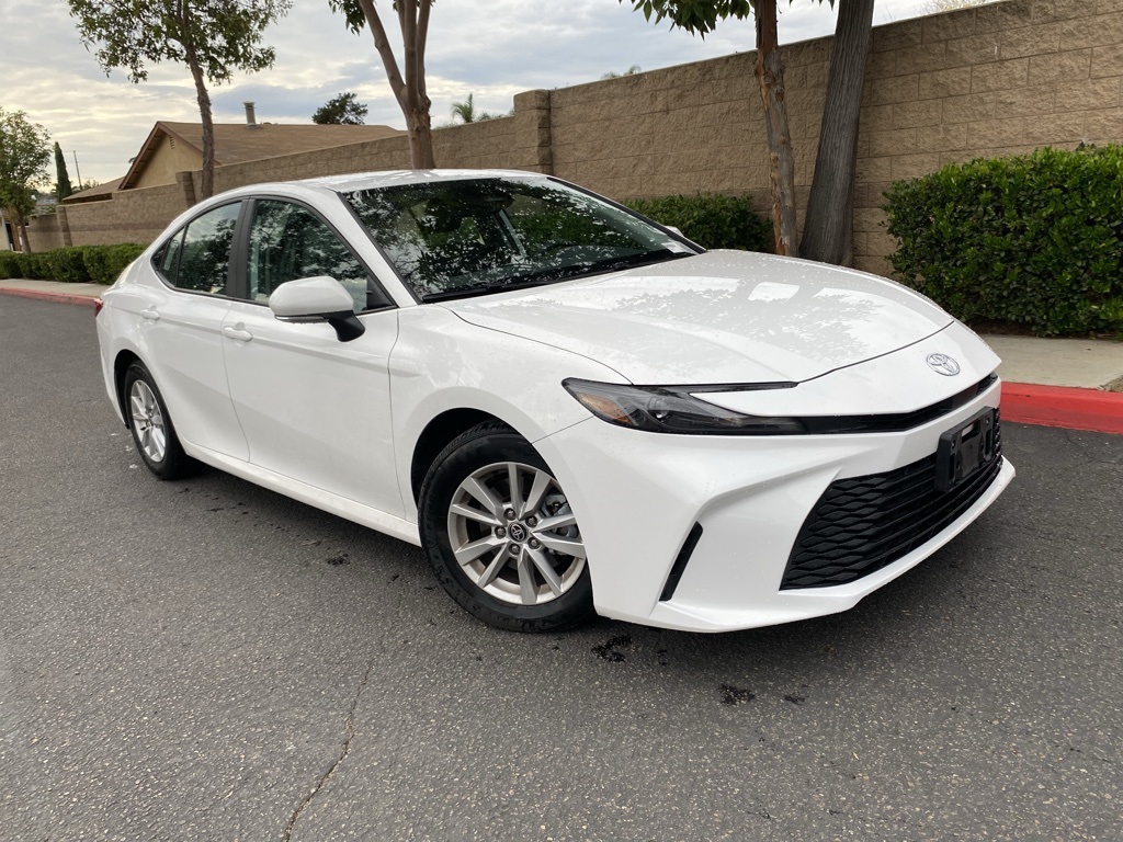 2025 Toyota Camry LE's photo