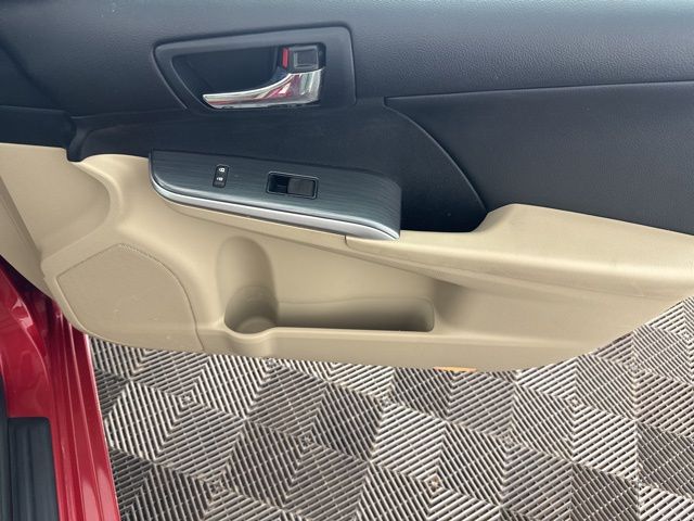 2014 Toyota Camry Hybrid LE photo 19