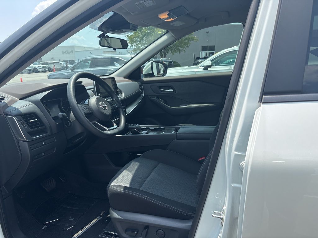 2023 Nissan Rogue SV photo 5