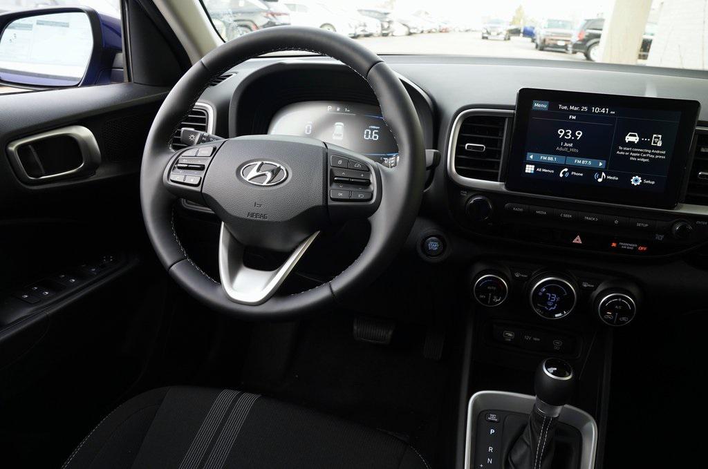 2025 Hyundai Venue SEL photo 9
