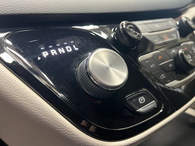 2022 Chrysler Pacifica Touring L photo 2