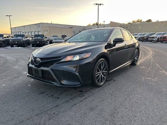 2023 Toyota Camry SE's photo