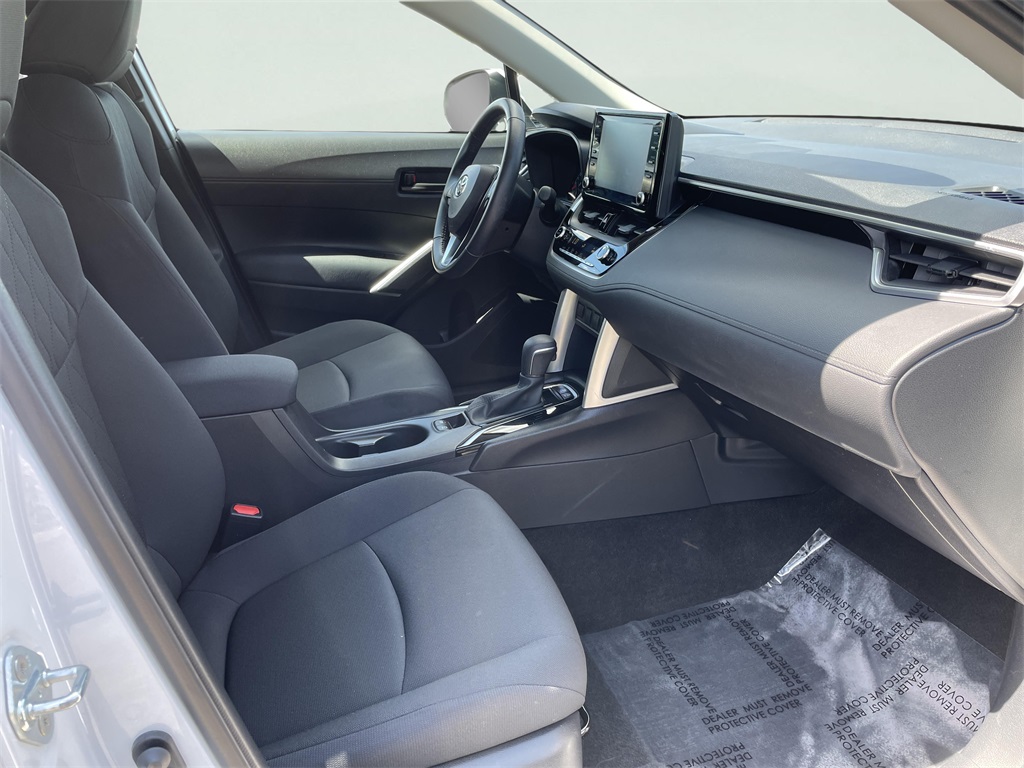 2022 Toyota Corolla Cross LE photo 17
