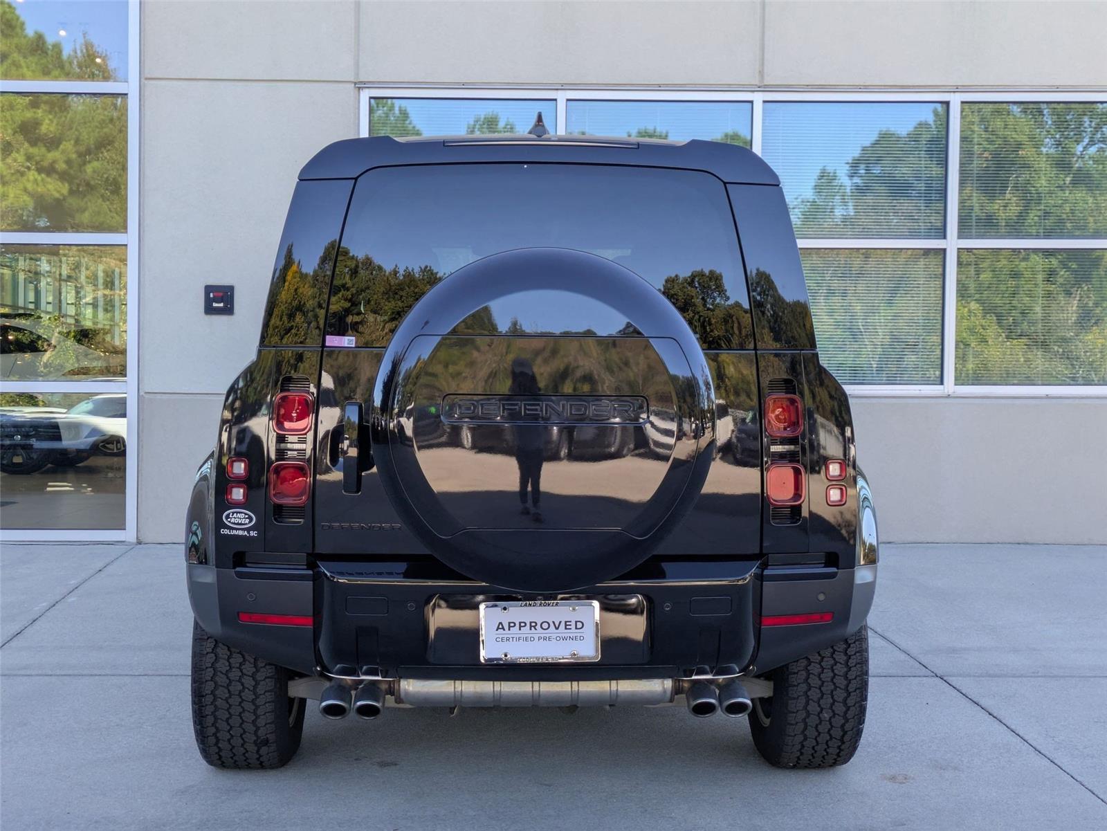 2024 Land Rover Defender SE photo 3