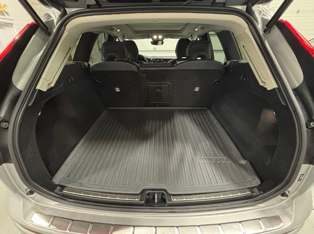 2023 Volvo XC60 B5 Plus photo 11