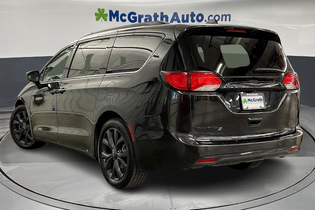 2018 Chrysler Pacifica Touring L photo 3