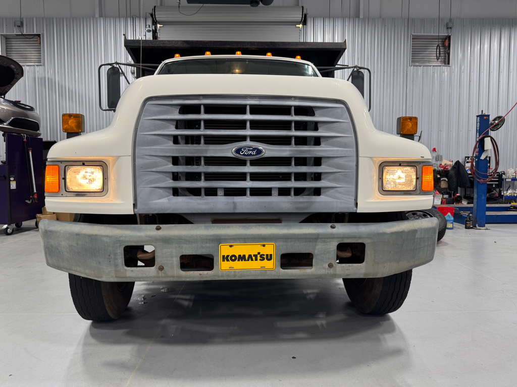 1998 Ford F-700 photo 2