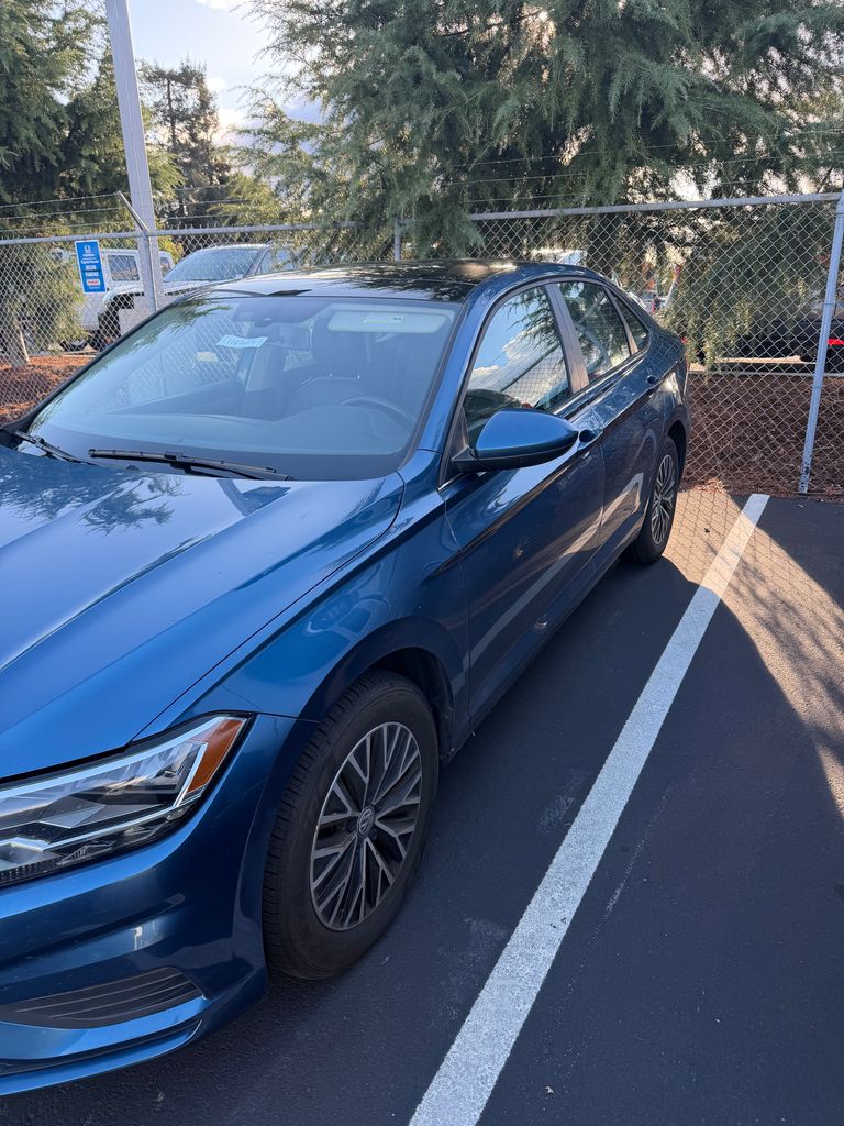 2020 Volkswagen Jetta SE R-Line photo 2