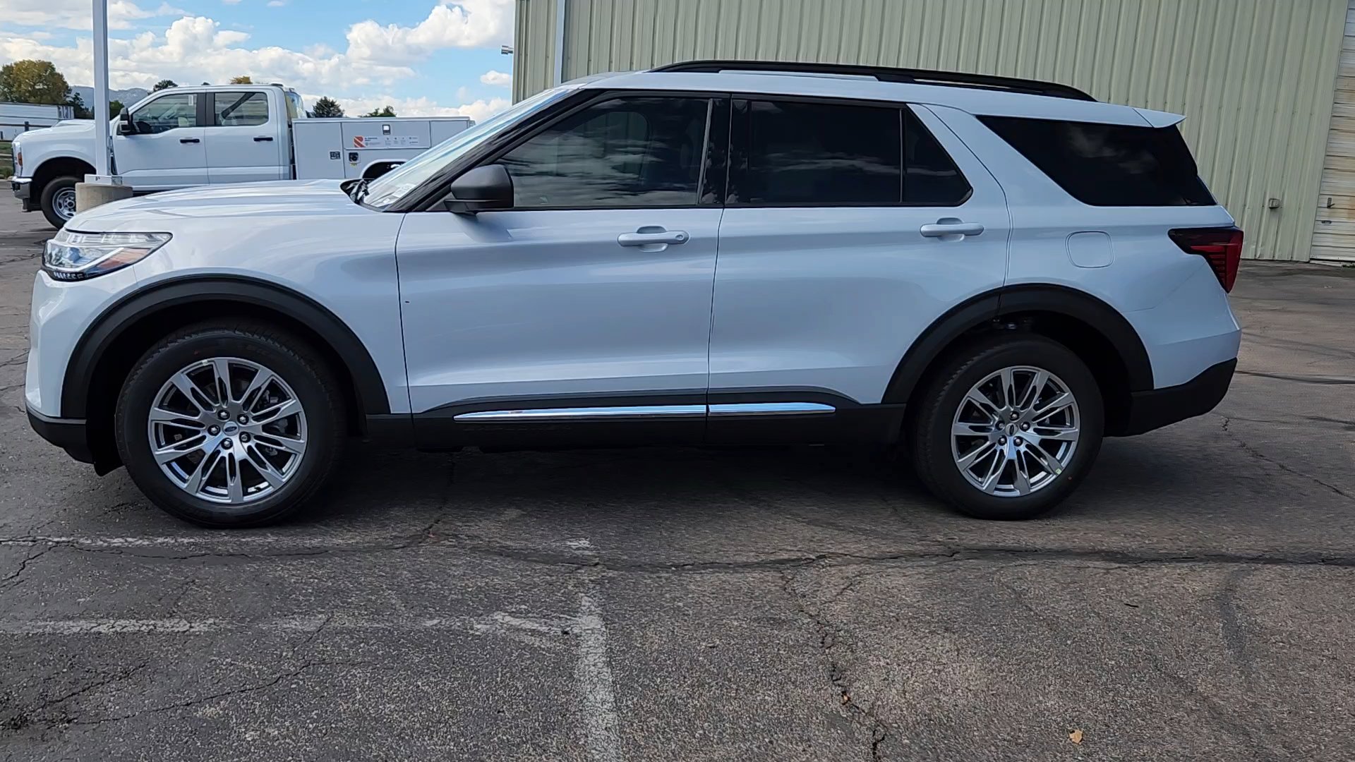 2025 Ford Explorer photo 3