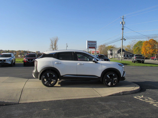 2025 Nissan Kicks SR photo 2