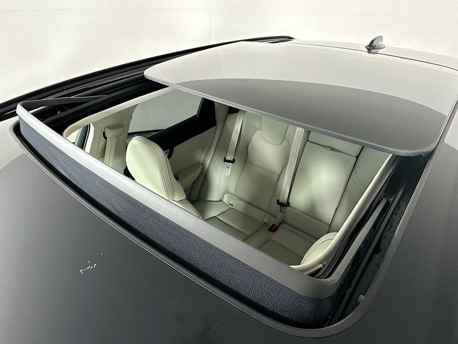 2025 Volvo XC60 T8 Plus photo 17
